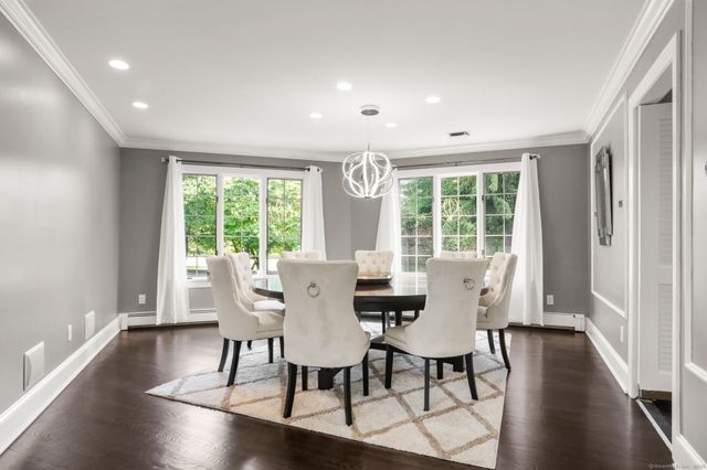 6 Reynwood Manor, Greenwich, CT 06831