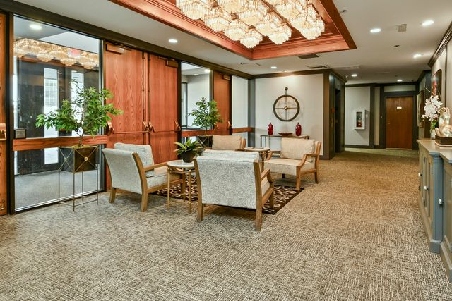 350 S John Q Hammons Parkway 3-C, Springfield, MO 65806