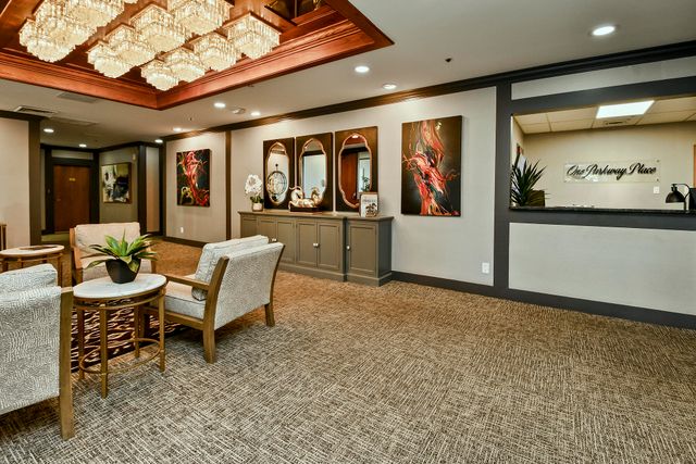 350 S John Q Hammons Parkway 3-C, Springfield, MO 65806