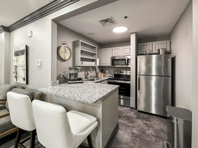 350 S John Q Hammons Parkway 3-C, Springfield, MO 65806