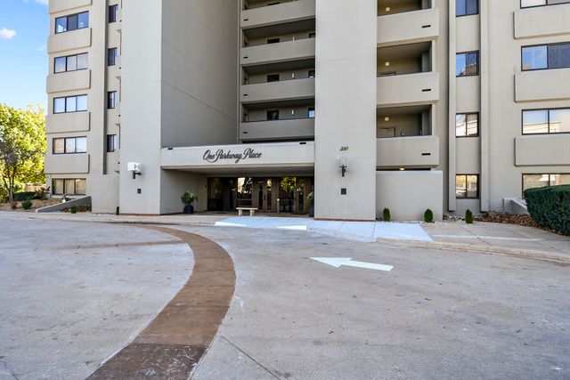 350 S John Q Hammons Parkway 3-C, Springfield, MO 65806