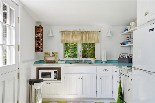 7 Pond Ter, Plymouth, MA 02360