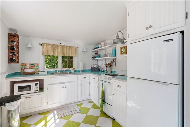 7 Pond Ter, Plymouth, MA 02360