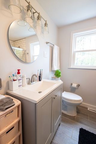 40 Neal St, Walpole, MA 02081