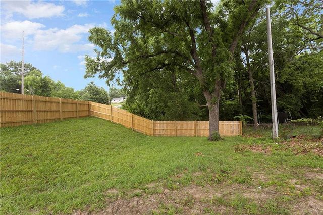 11200 E 40th Street S, Independence, MO 64052