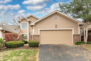 1048 King Henry Court, Creve Coeur, MO 63146