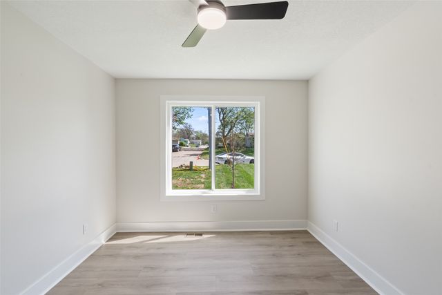 4026 Glover Avenue, Des Moines, IA 50315