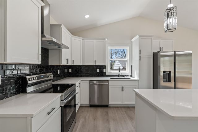 4026 Glover Avenue, Des Moines, IA 50315