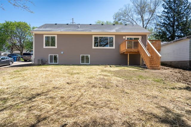 4026 Glover Avenue, Des Moines, IA 50315