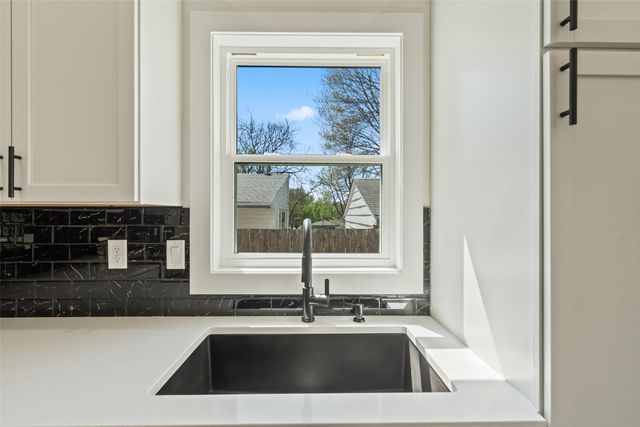 4026 Glover Avenue, Des Moines, IA 50315