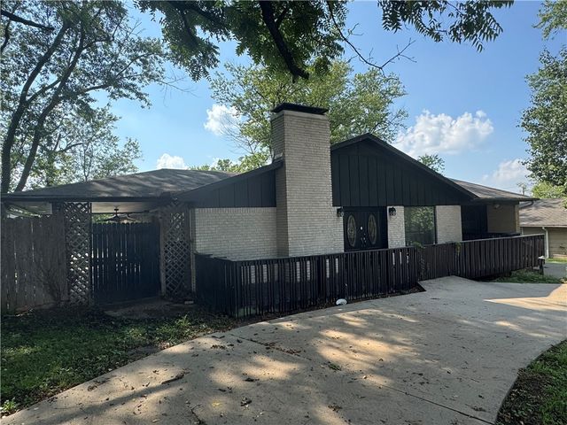 110 N Gunter Street, Siloam Springs, AR 72761