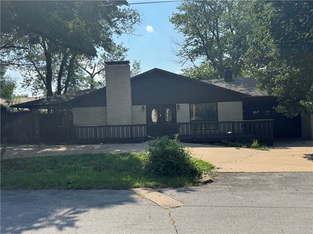 110 N Gunter Street, Siloam Springs, AR 72761