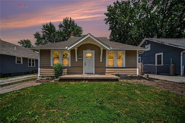 10526 E 9th Street S, Independence, MO 64053