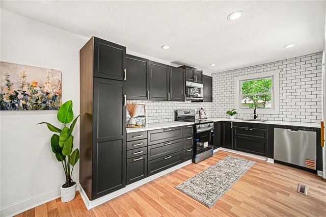 10526 E 9th Street S, Independence, MO 64053