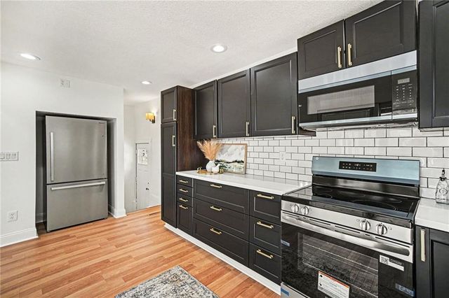 10526 E 9th Street S, Independence, MO 64053