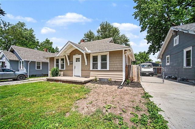 10526 E 9th Street S, Independence, MO 64053