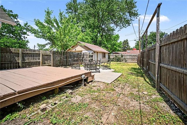10526 E 9th Street S, Independence, MO 64053