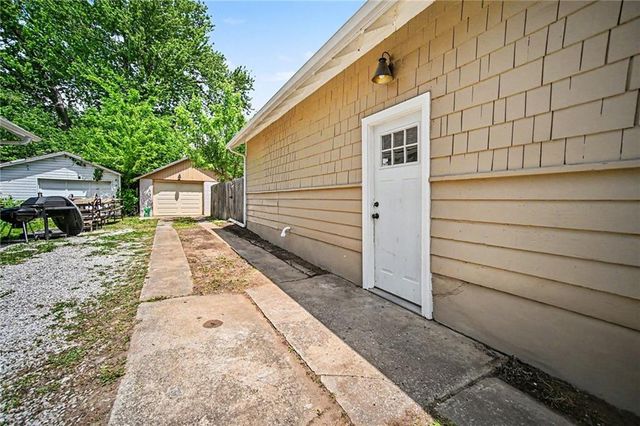 10526 E 9th Street S, Independence, MO 64053