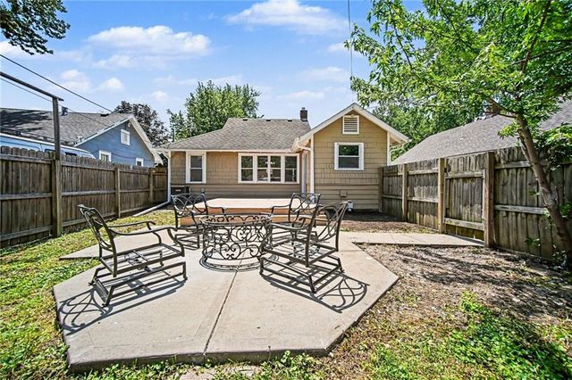 10526 E 9th Street S, Independence, MO 64053