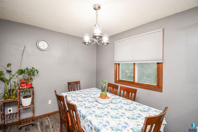 2004 E Madison St, Sioux Falls, SD 57103