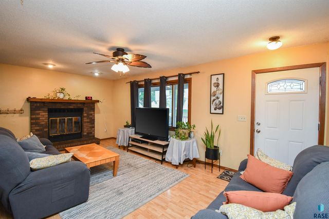 2004 E Madison St, Sioux Falls, SD 57103