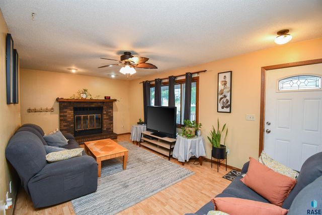 2004 E Madison St, Sioux Falls, SD 57103