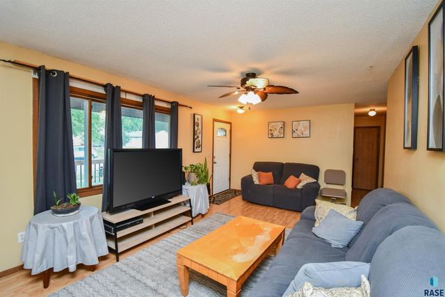 2004 E Madison St, Sioux Falls, SD 57103