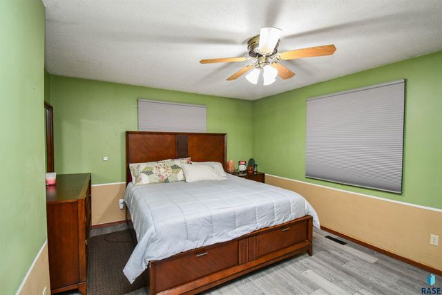2004 E Madison St, Sioux Falls, SD 57103