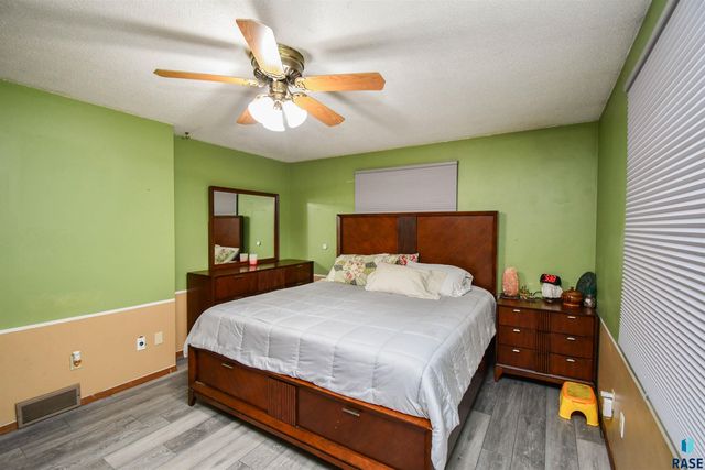 2004 E Madison St, Sioux Falls, SD 57103