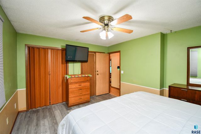 2004 E Madison St, Sioux Falls, SD 57103