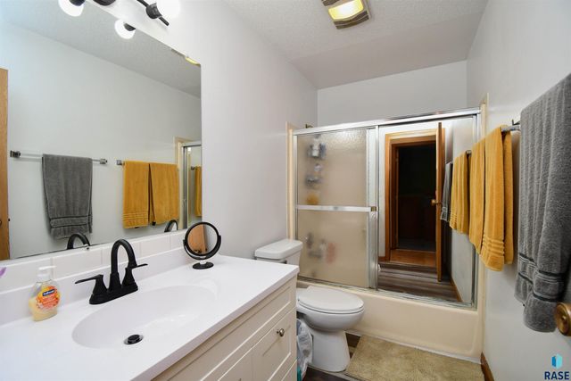 2004 E Madison St, Sioux Falls, SD 57103