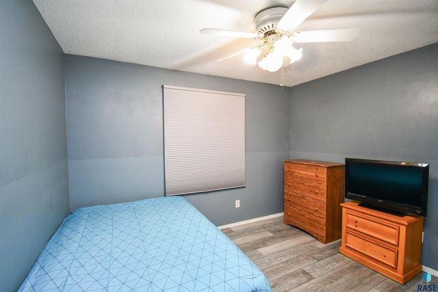 2004 E Madison St, Sioux Falls, SD 57103