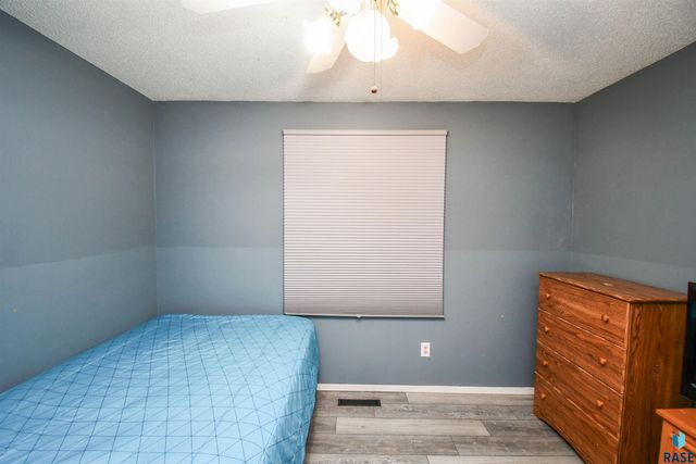 2004 E Madison St, Sioux Falls, SD 57103