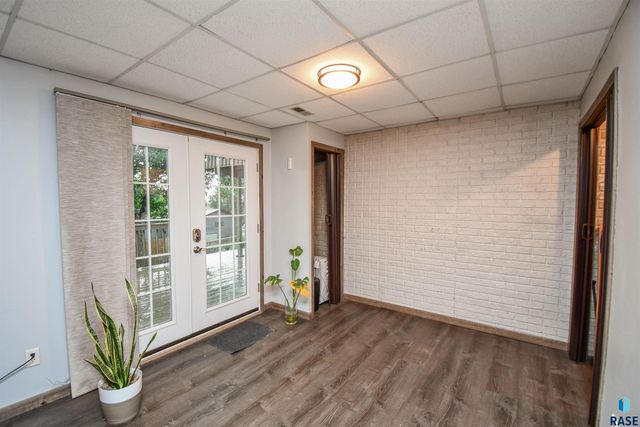 2004 E Madison St, Sioux Falls, SD 57103