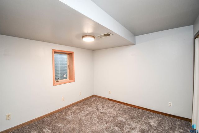 2004 E Madison St, Sioux Falls, SD 57103