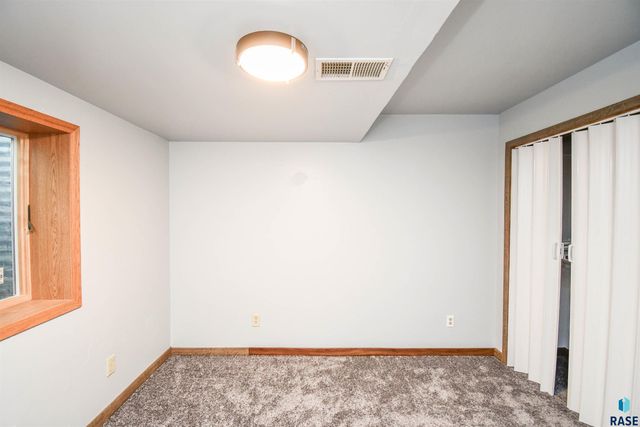 2004 E Madison St, Sioux Falls, SD 57103