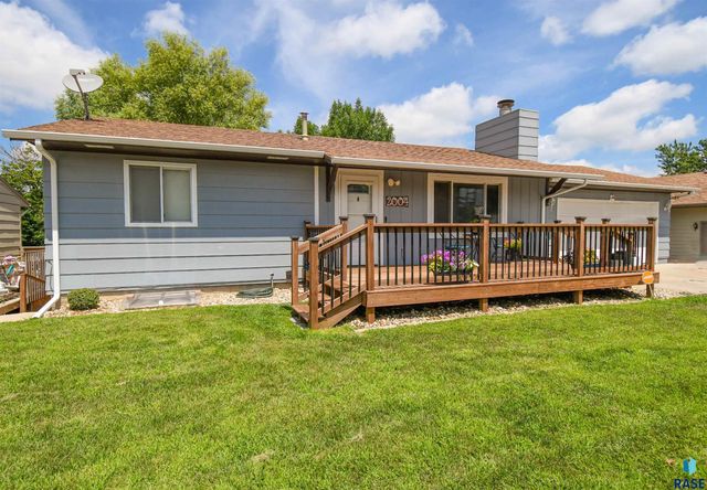 2004 E Madison St, Sioux Falls, SD 57103