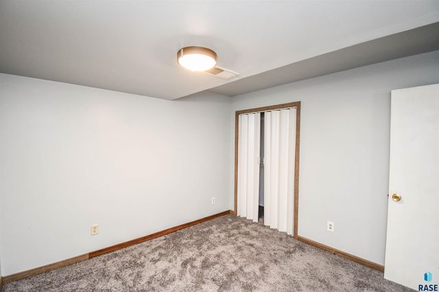 2004 E Madison St, Sioux Falls, SD 57103