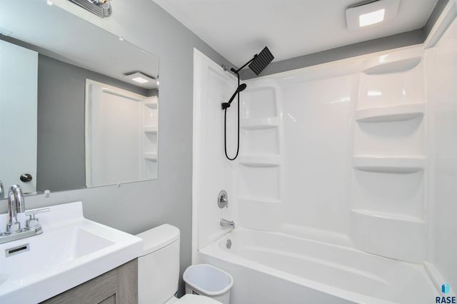 2004 E Madison St, Sioux Falls, SD 57103