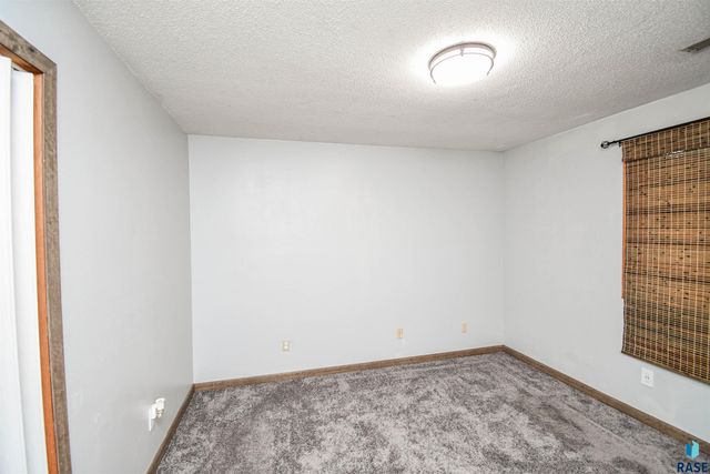 2004 E Madison St, Sioux Falls, SD 57103