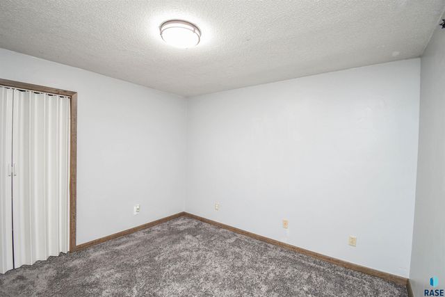 2004 E Madison St, Sioux Falls, SD 57103