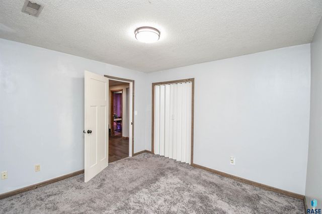 2004 E Madison St, Sioux Falls, SD 57103