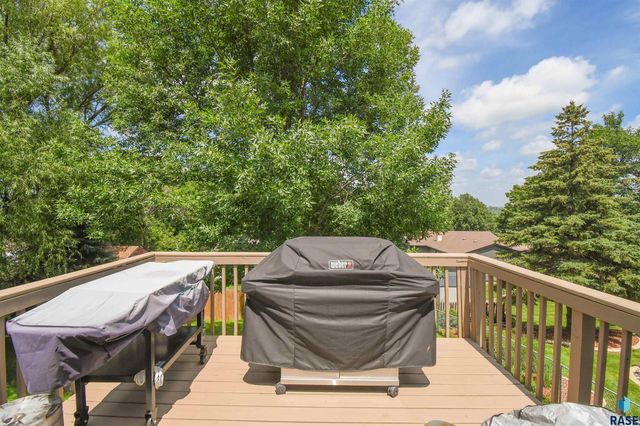 2004 E Madison St, Sioux Falls, SD 57103