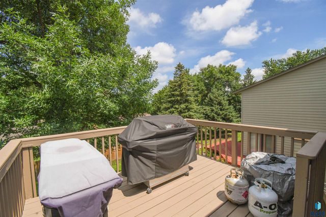 2004 E Madison St, Sioux Falls, SD 57103