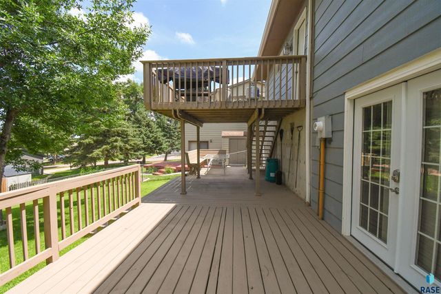 2004 E Madison St, Sioux Falls, SD 57103