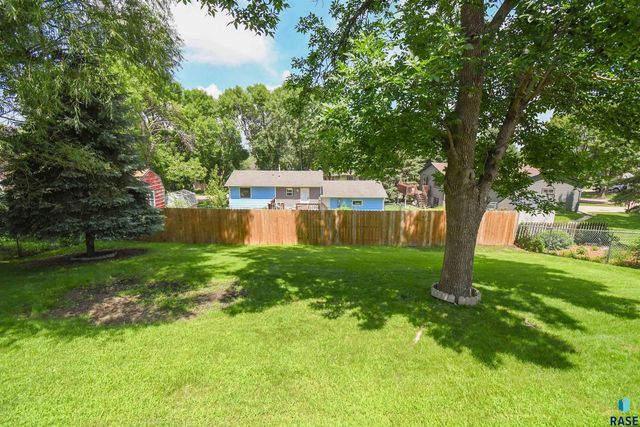2004 E Madison St, Sioux Falls, SD 57103