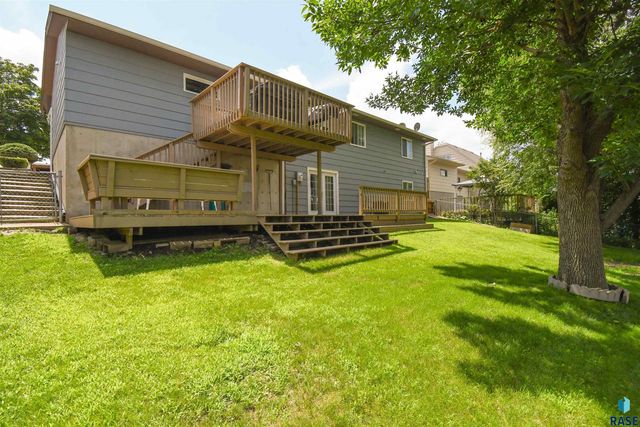 2004 E Madison St, Sioux Falls, SD 57103
