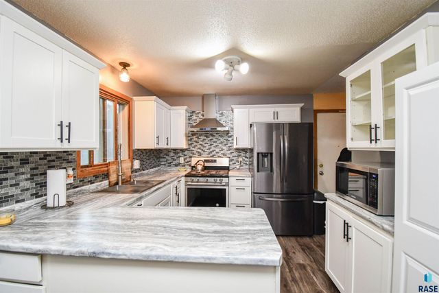 2004 E Madison St, Sioux Falls, SD 57103