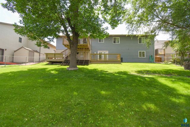 2004 E Madison St, Sioux Falls, SD 57103