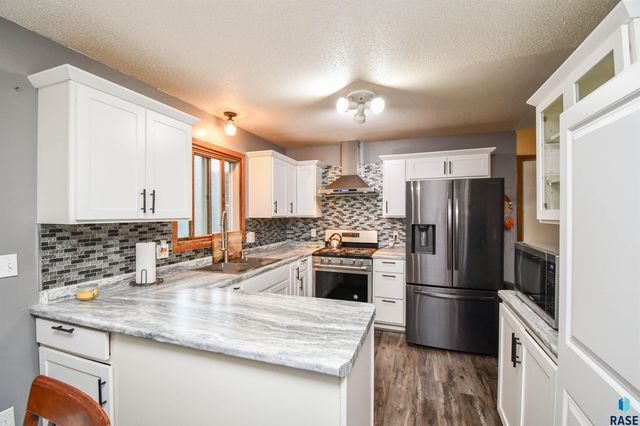 2004 E Madison St, Sioux Falls, SD 57103